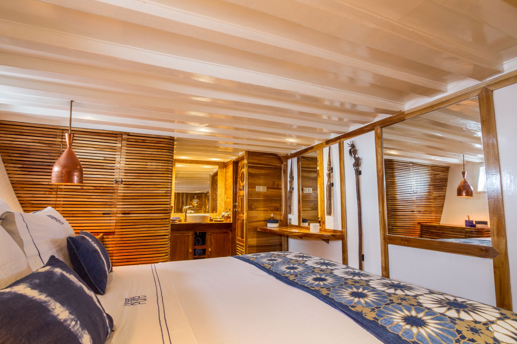 Suite de lujo en un hotel boutique con acabados cálidos de madera